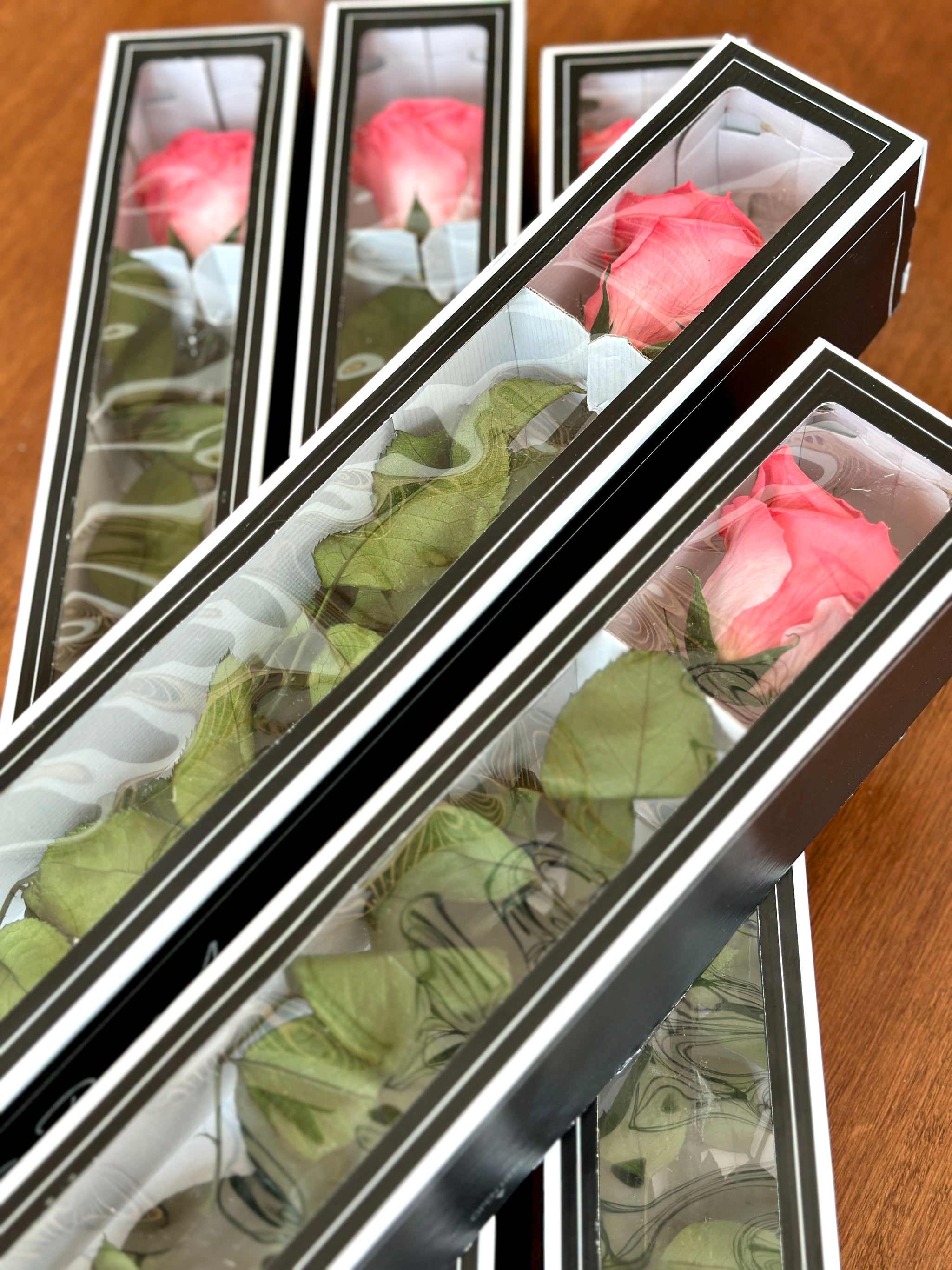 Rose éternelle sur tige avec feuillage - 70 cm