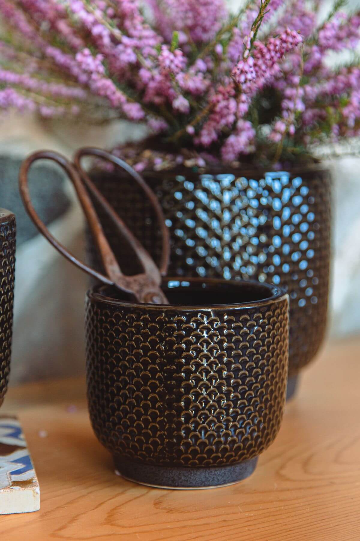 Cache-pot noir en céramique à relief