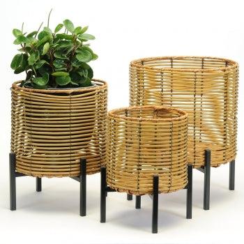 Rattan planter with metal support (184)